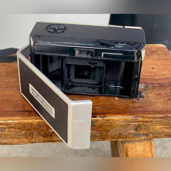 Vintage Kodak Instamatic 104 26mm Film Camera - Picture 3 of 16